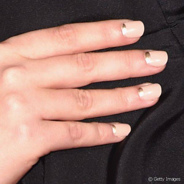 A atriz Taylor Spreitler criou uma sofisticada border nail metalizada para comparecer ao People's Choice Awards